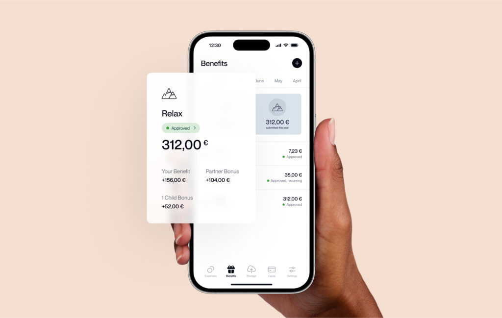 Eine Hand hält ein Smartphone mit der App von Circula. Circula ist eine Reisekosten-Software, die auch weitere Funktionen abbilden kann. Zum Beispiel die Erholungsbeihilfe, die steuer- und sozialversicherungsfrei vom Arbeitgeber an die Mitarbeiter gezahlt werden kann. Dies gilt nur innerhalb bestimmmter Grenzen. Ein Steuerberater in der Nähe kann hierzu mehr erzählen.