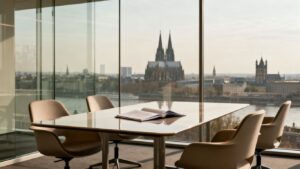 Holding GmbH gründen 2026 Büro mit Kölner Skyline und Aktenordner.